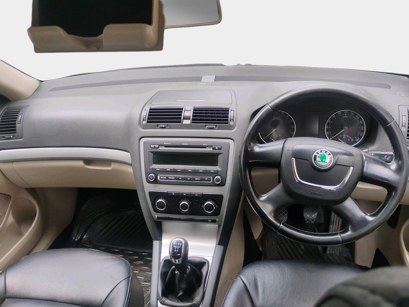 2012 Skoda Laura AMBIENTE 2.0 TDI CR MT, Diesel, Manual, 93,612 km, interior