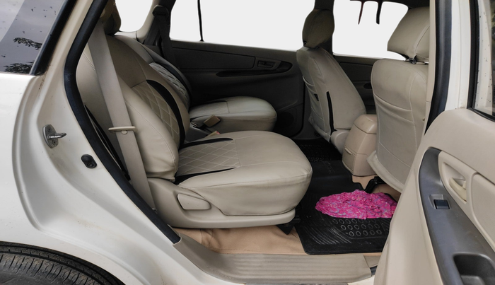 2011 Toyota Innova G1 2.5, Diesel, Manual, 2,53,780 km, interior