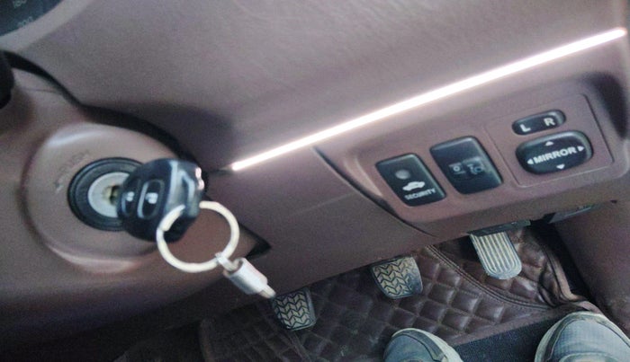 2012 Toyota Innova 2.5 GX 7 STR, Diesel, Manual, 1,44,547 km, interior