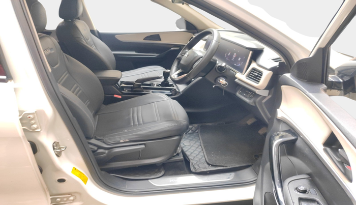 2021 Mahindra XUV700 AX 5 D MT 7 STR, Diesel, Manual, 82,405 km, interior