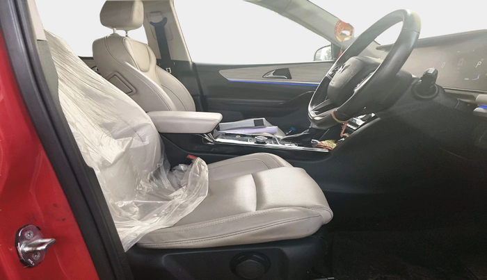 2021 Mahindra XUV700 AX 7 LUXURY P AT 7 STR, Petrol, Automatic, 35,569 km, interior