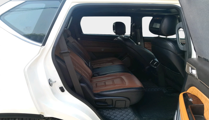 2019 Mahindra ALTURAS G4 4WD AT, Diesel, Automatic, 1,17,406 km, interior