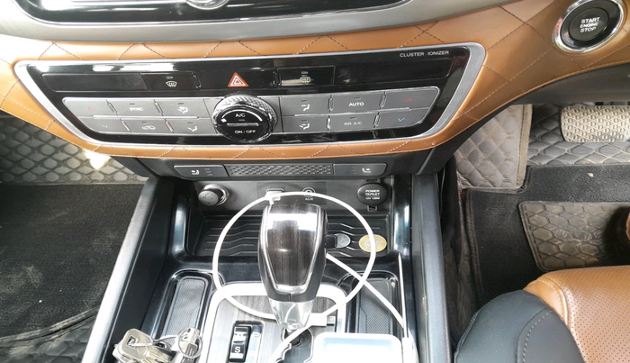 2019 Mahindra ALTURAS G4 4WD AT, Diesel, Automatic, 1,17,406 km, interior