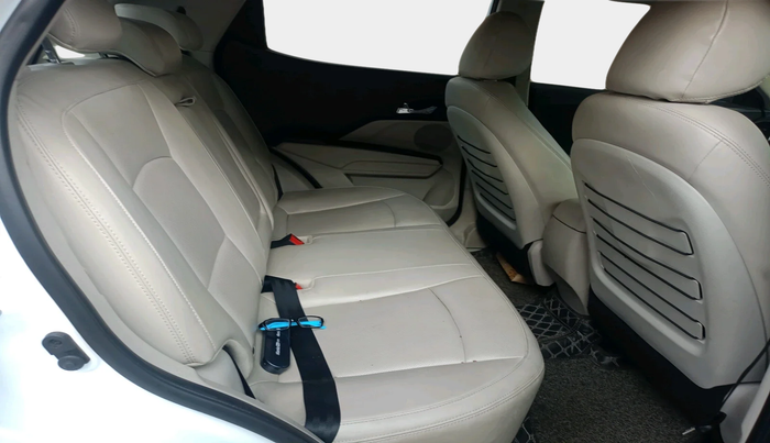 2023 Mahindra XUV300 W8 (O) 1.2 PETROL, Petrol, Manual, 26,311 km, interior