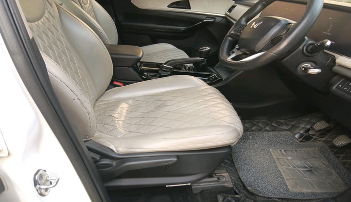 2022 Mahindra XUV700 AX 5 D MT 5 STR, Diesel, Manual, 68,617 km, interior