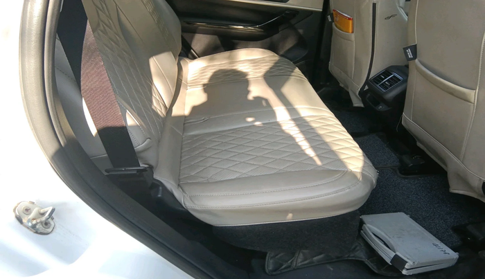 2022 Mahindra XUV700 AX 5 D MT 5 STR, Diesel, Manual, 68,617 km, interior