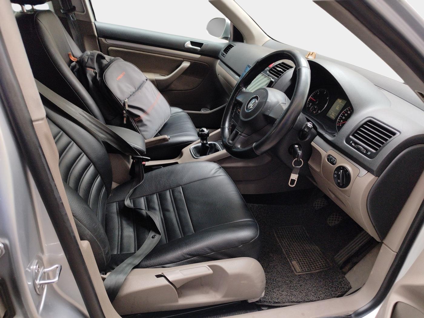 2010 Volkswagen Jetta TRENDLINE 2.0L TDI, Diesel, Manual, 1,29,680 km, interior