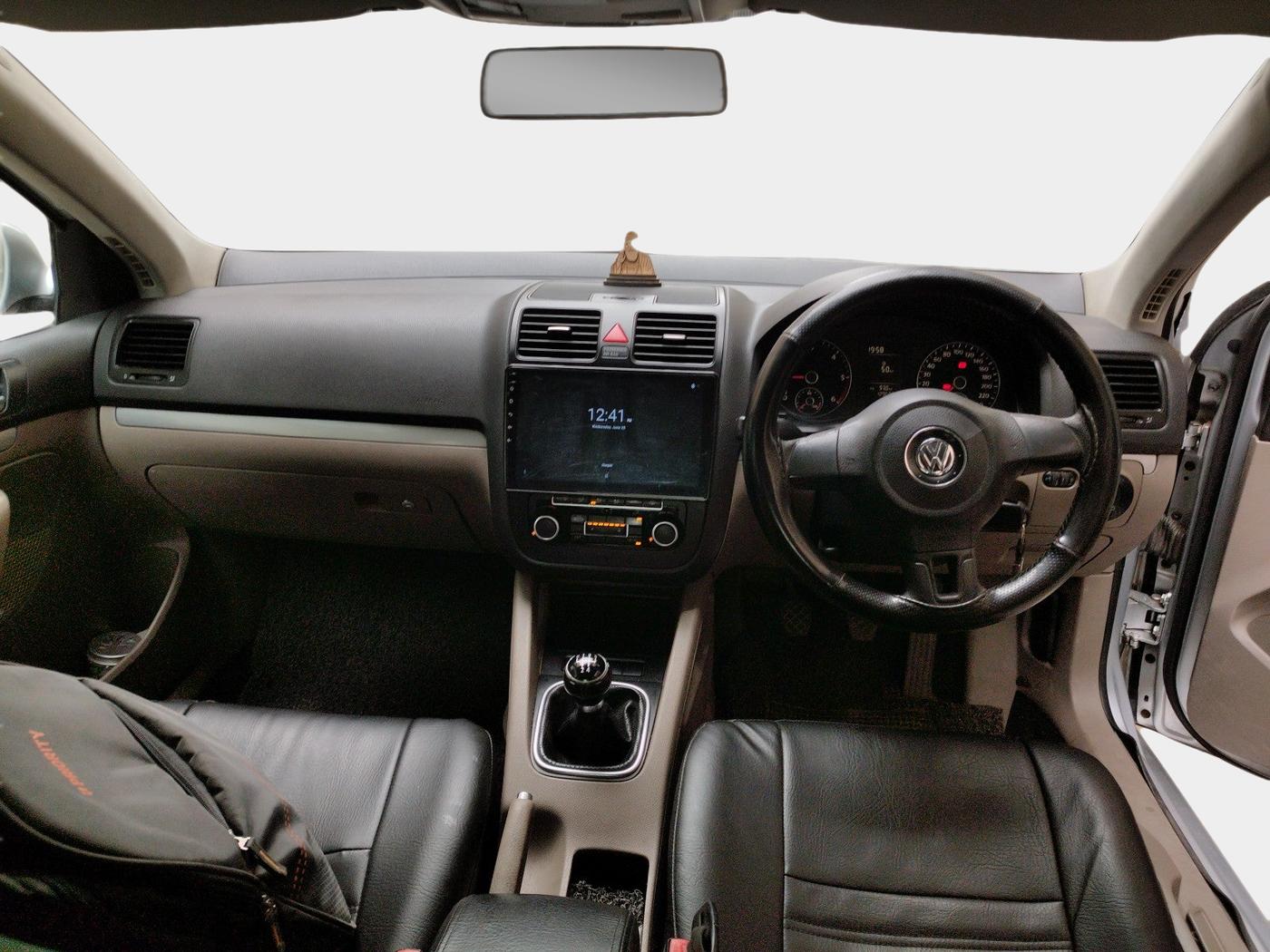 2010 Volkswagen Jetta TRENDLINE 2.0L TDI, Diesel, Manual, 1,29,680 km, interior