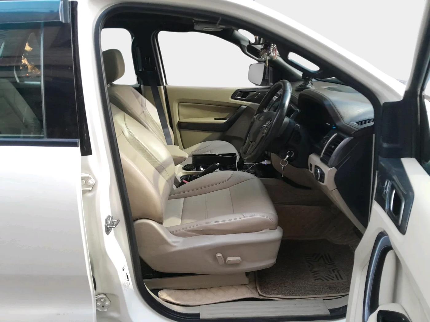 2017 Ford Endeavour TITANIUM 3.2 4X4 AT, Diesel, Automatic, 1,21,000 km, interior