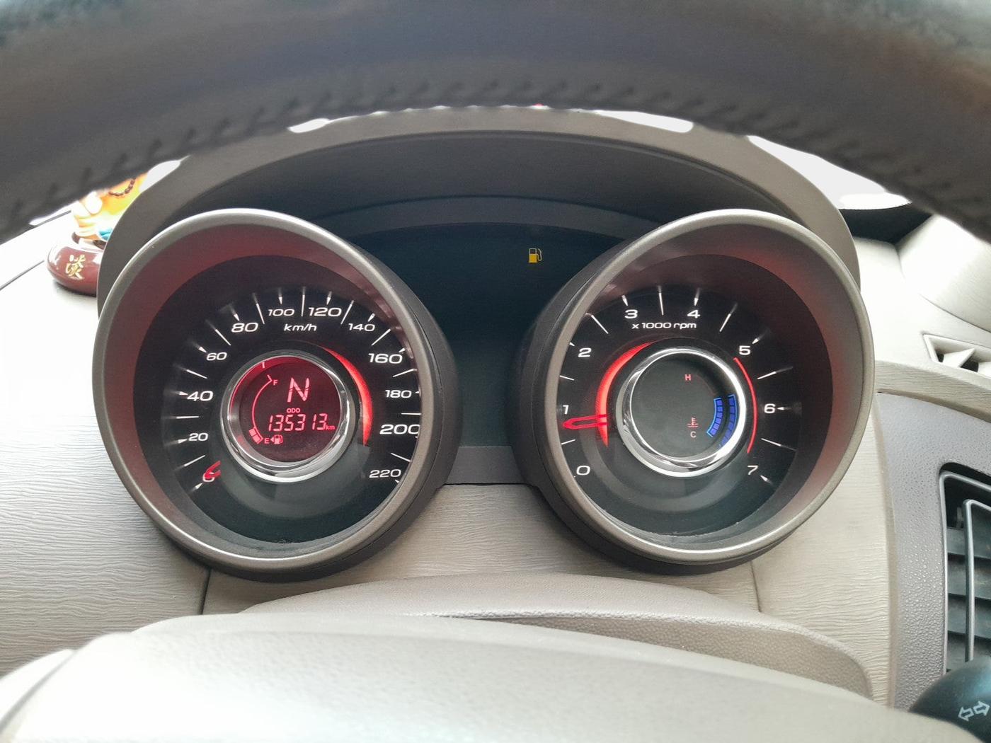 2015 Mahindra XUV500 W8, Diesel, Manual, 1,35,313 km, interior