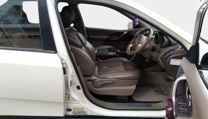 2015 Mahindra XUV500 W8, Diesel, Manual, 1,35,313 km, interior