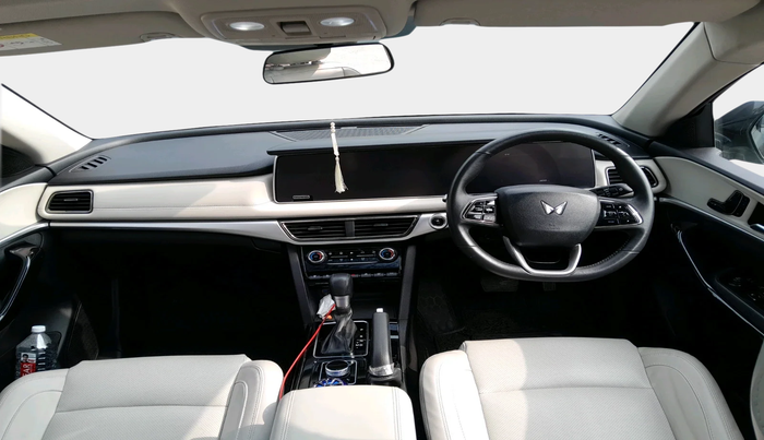 2024 Mahindra XUV700 AX 7 D AT 7 STR, Diesel, Automatic, 28,069 km, interior