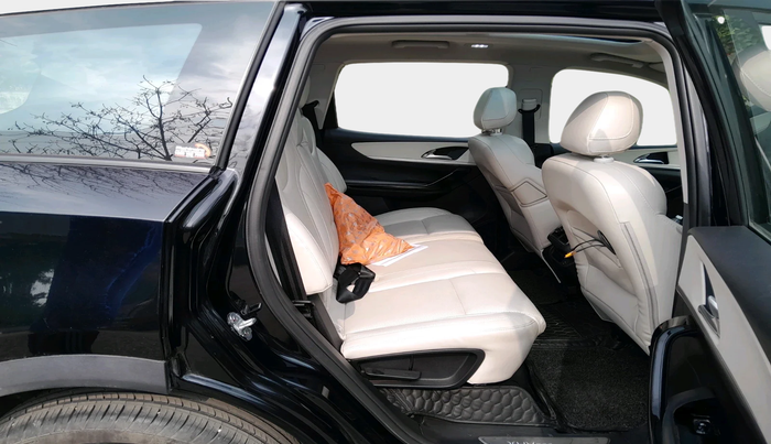 2024 Mahindra XUV700 AX 7 D AT 7 STR, Diesel, Automatic, 28,069 km, interior