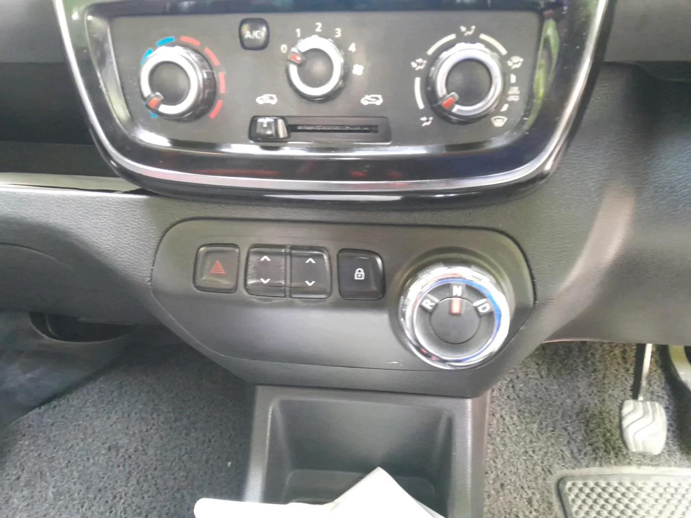 2017 Renault Kwid RXT 1.0 AMT, Petrol, Automatic, 53,149 km, interior