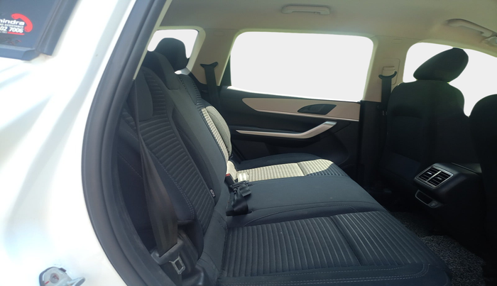 2023 Mahindra XUV700 MX D MT 5 STR, Diesel, Manual, 38,942 km, interior
