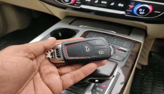 2016 Audi Q7 45 TDI QUATTRO PREMIUM PLUS, Diesel, Automatic, 1,22,943 km, interior