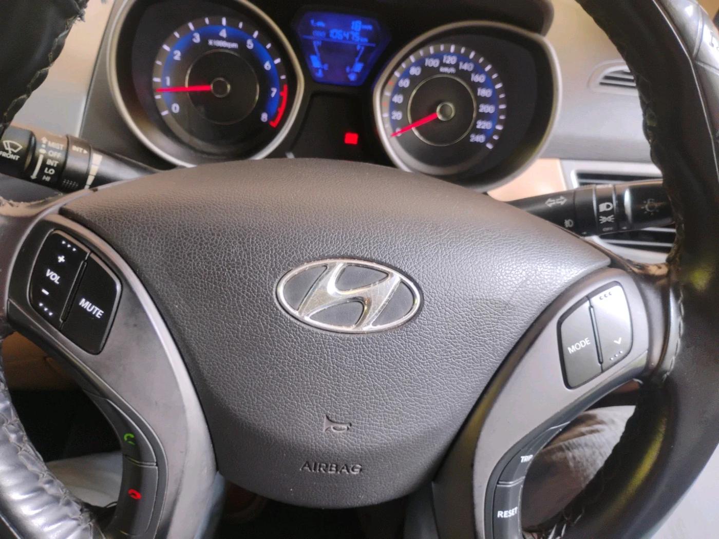 2013 Hyundai New Elantra 1.8 S VTVT, Petrol, Manual, 1,06,475 km, interior