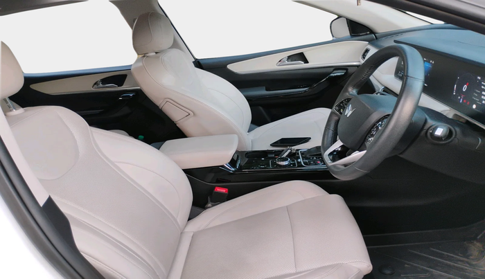 2024 Mahindra XUV700 AX 7 LUXURY P AT 7 STR, Petrol, Automatic, 6,482 km, interior