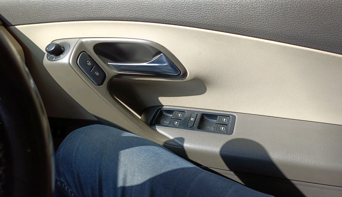 2014 Volkswagen Vento HIGHLINE DIESEL 1.6, Diesel, Manual, 1,84,455 km, interior