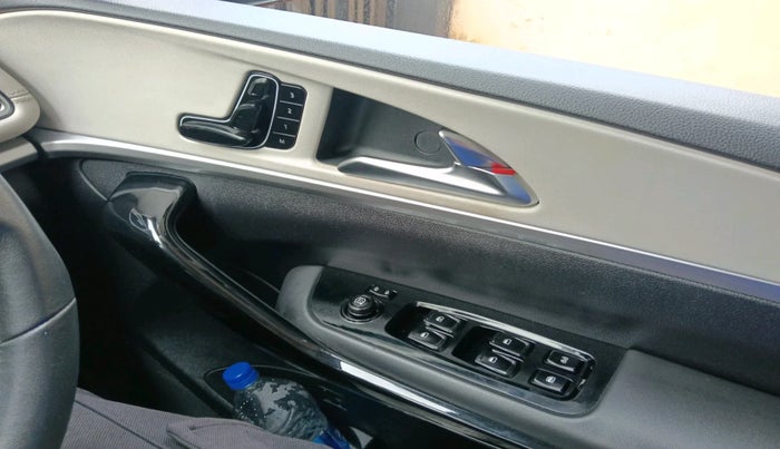 2022 Mahindra XUV700 AX 7 LUXURY D AT 7 STR, Diesel, Automatic, 86,282 km, interior