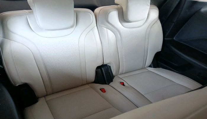 2022 Mahindra XUV700 AX 7 LUXURY D AT 7 STR, Diesel, Automatic, 86,282 km, interior