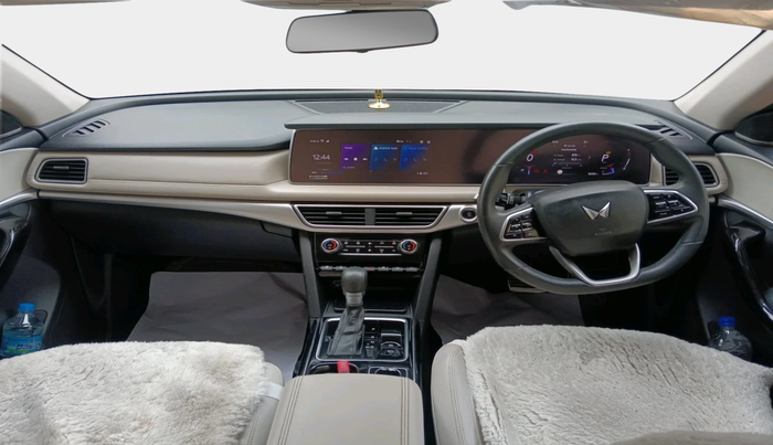 2022 Mahindra XUV700 AX 7 LUXURY D AT 7 STR, Diesel, Automatic, 86,282 km, interior