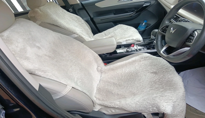 2022 Mahindra XUV700 AX 7 LUXURY D AT 7 STR, Diesel, Automatic, 86,282 km, interior