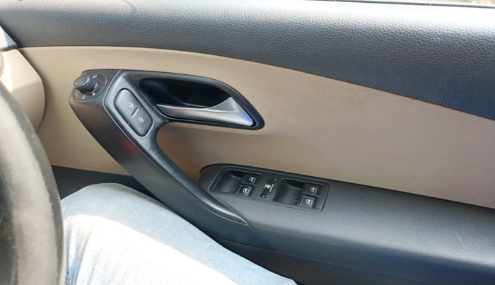 2016 Volkswagen Polo HIGHLINE1.2L, Petrol, Manual, 1,15,519 km, interior