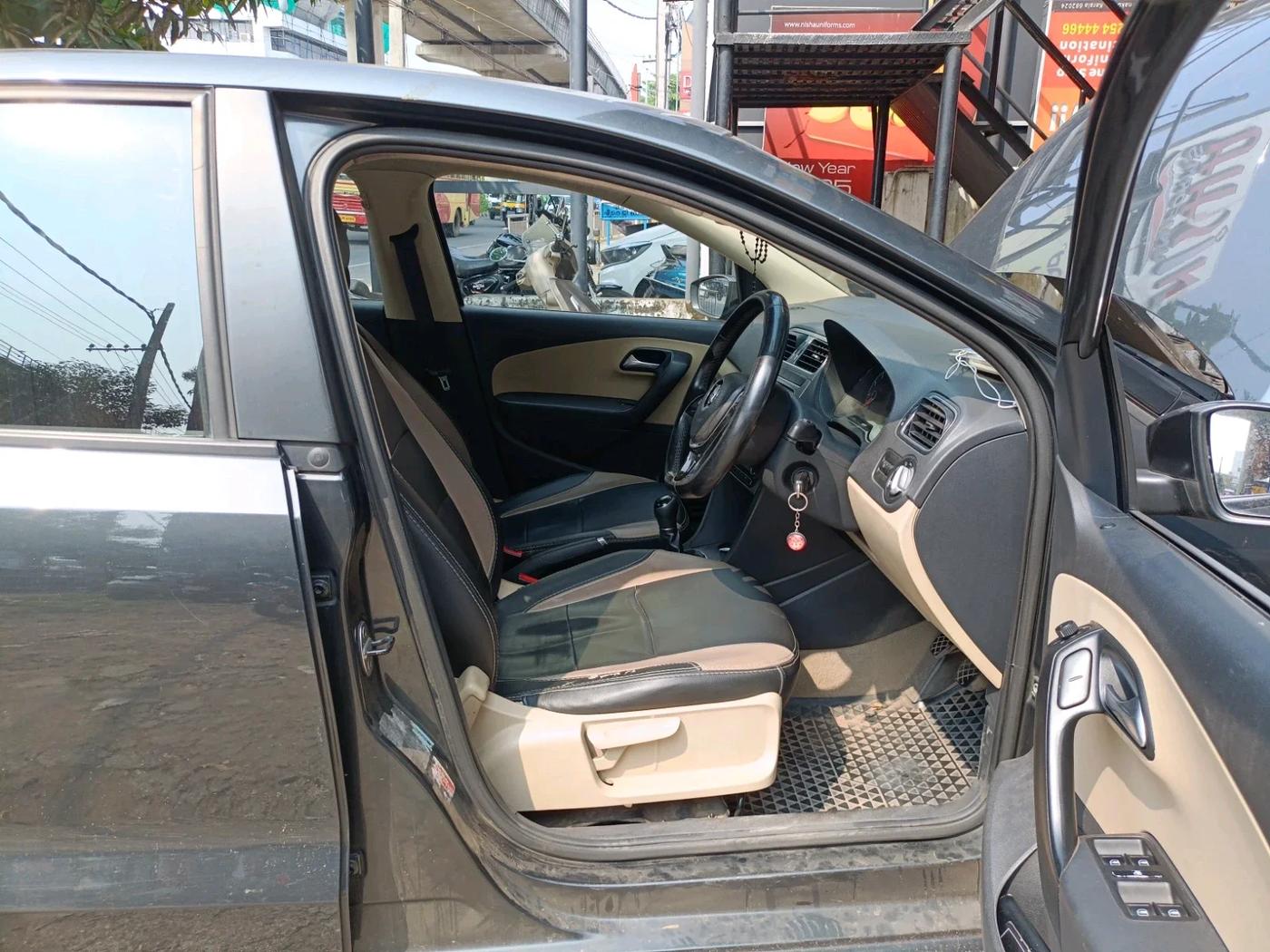 2016 Volkswagen Polo HIGHLINE1.2L, Petrol, Manual, 1,15,519 km, interior
