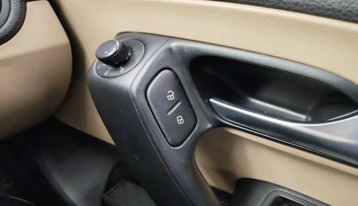 2016 Volkswagen Ameo COMFORTLINE 1.2L, Petrol, Manual, 89,467 km, interior