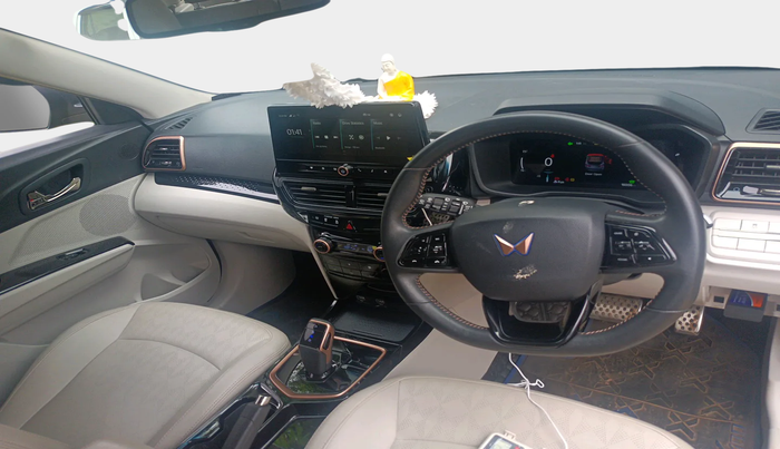 2024 Mahindra XUV400 EL Pro 34.5 KWH Dual Tone, Electric, Automatic, 16,006 km, interior