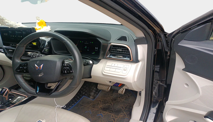 2024 Mahindra XUV400 EL Pro 34.5 KWH Dual Tone, Electric, Automatic, 16,006 km, interior