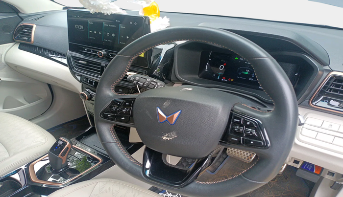 2024 Mahindra XUV400 EL Pro 34.5 KWH Dual Tone, Electric, Automatic, 16,006 km, interior