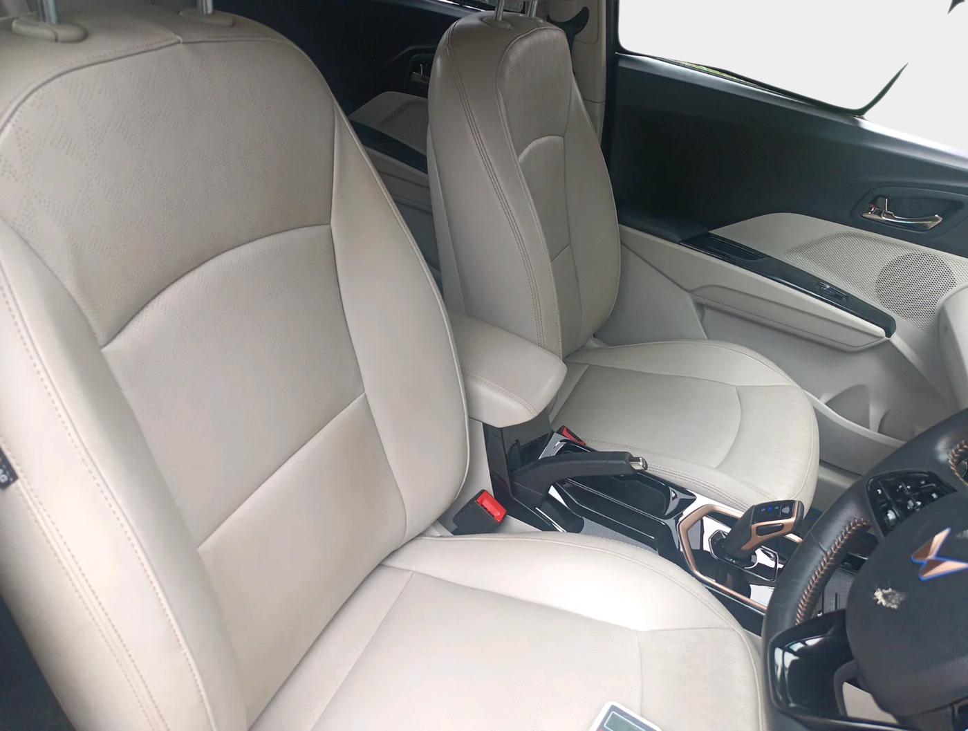 2024 Mahindra XUV400 EL Pro 34.5 KWH Dual Tone, Electric, Automatic, 16,006 km, interior