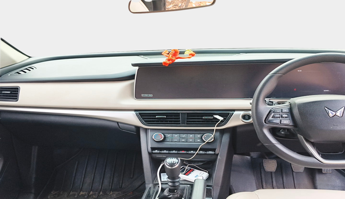 2024 Mahindra XUV700 AX 5 D MT 7 STR, Diesel, Manual, 50,617 km, interior