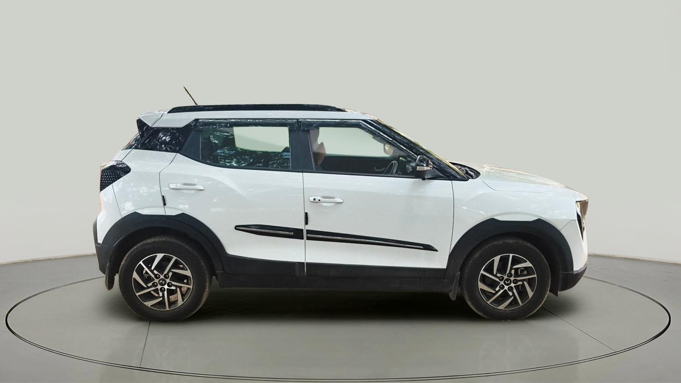 2025 Mahindra XUV 3XO AX5L 1.2 TGDi AT, Petrol, Automatic, 20,526 km, exterior