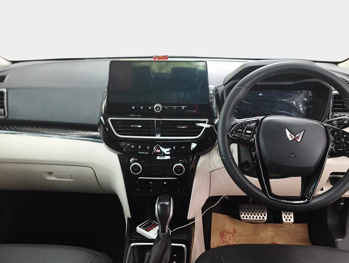 2025 Mahindra XUV 3XO AX5L 1.2 TGDi AT, Petrol, Automatic, 20,526 km, interior