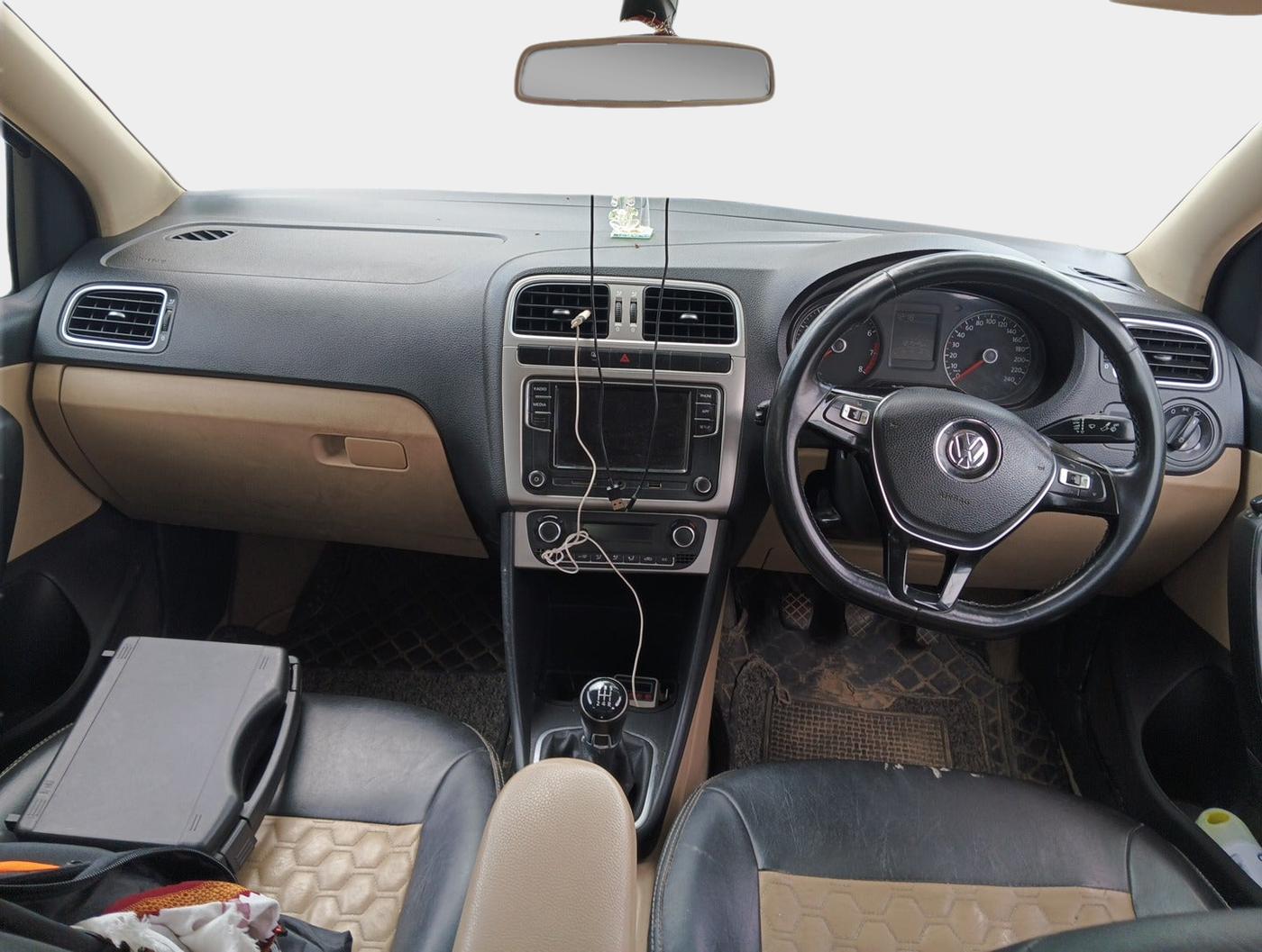 2018 Volkswagen Ameo HIGHLINE PLUS 1.0L 16 ALLOY, Petrol, Manual, 1,21,547 km, interior