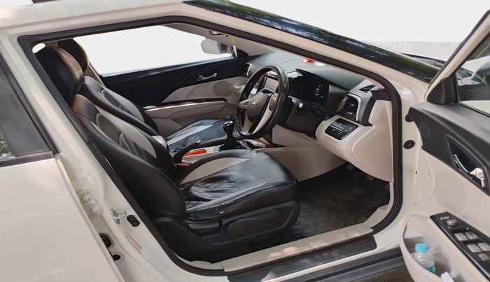 2019 Mahindra XUV300 W8 1.5 DIESEL, Diesel, Manual, 1,41,342 km, interior