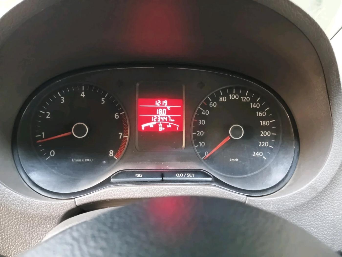 2013 Volkswagen Vento TRENDLINE 1.6, Petrol, Manual, 1,23,447 km, interior