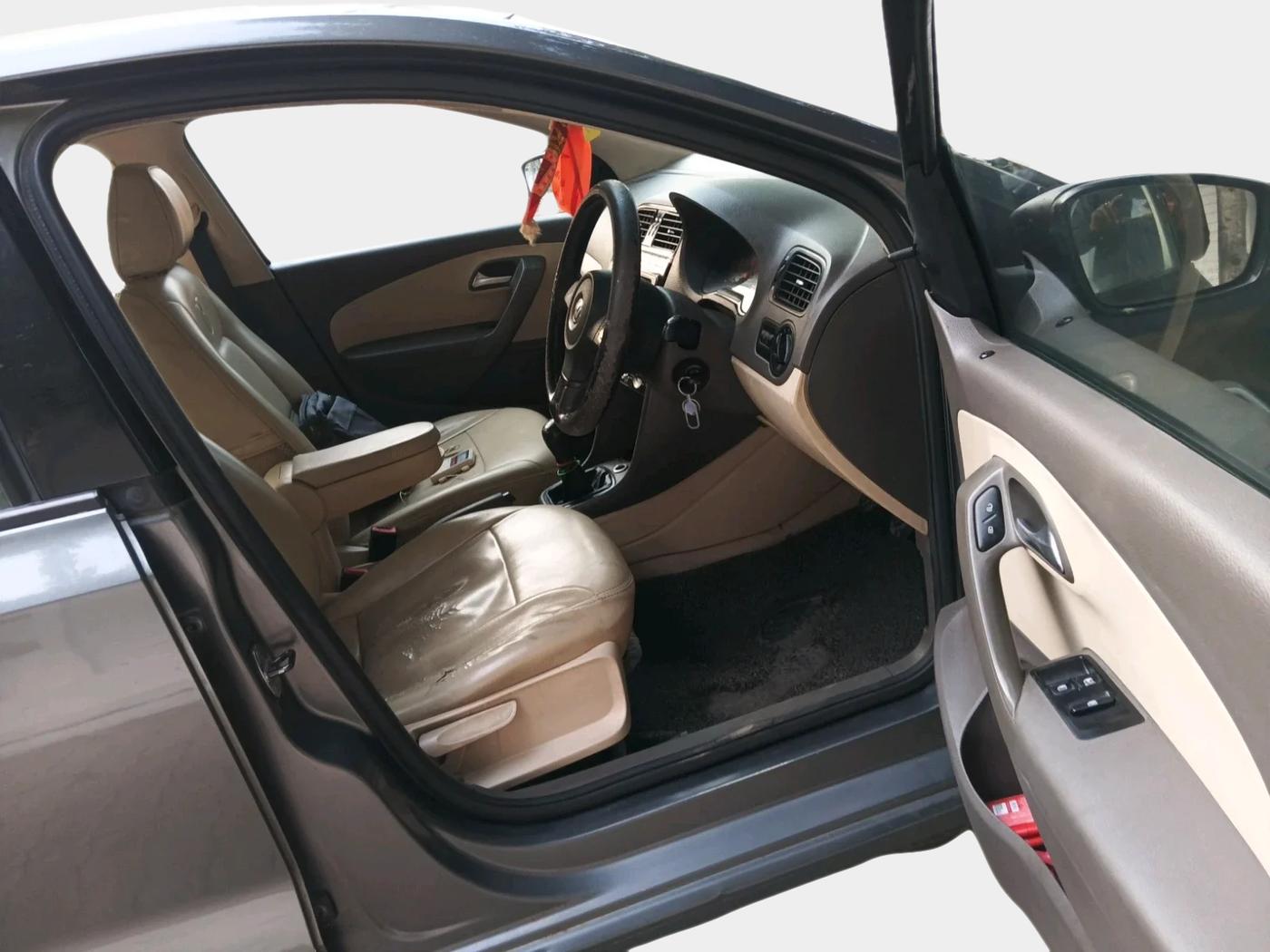 2013 Volkswagen Vento TRENDLINE 1.6, Petrol, Manual, 1,23,447 km, interior