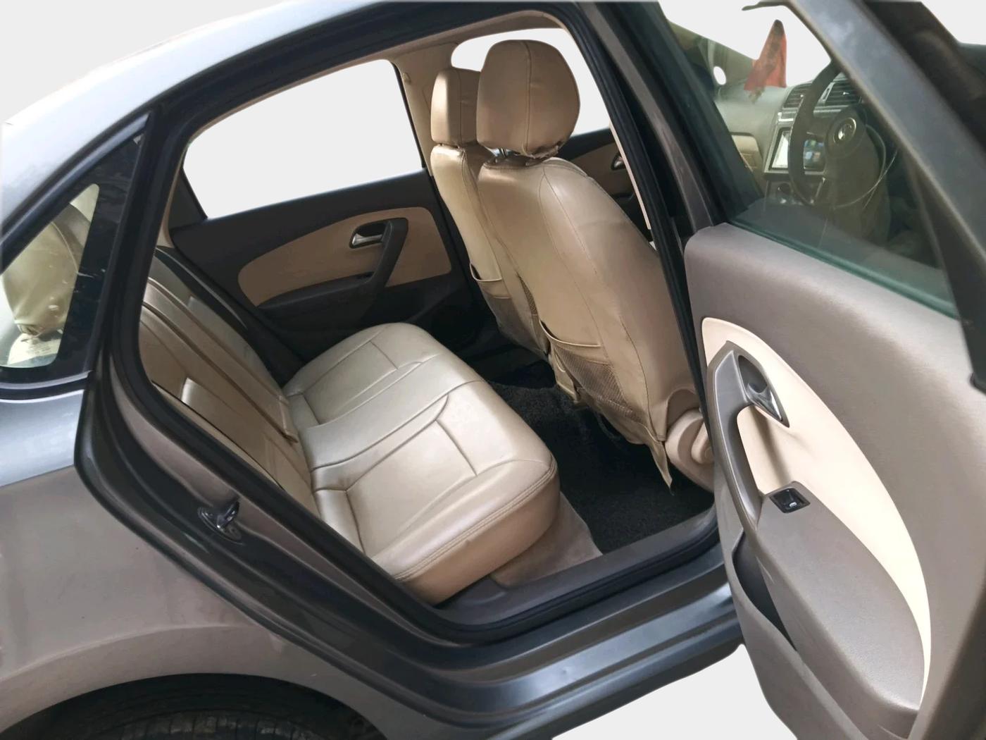 2013 Volkswagen Vento TRENDLINE 1.6, Petrol, Manual, 1,23,447 km, interior