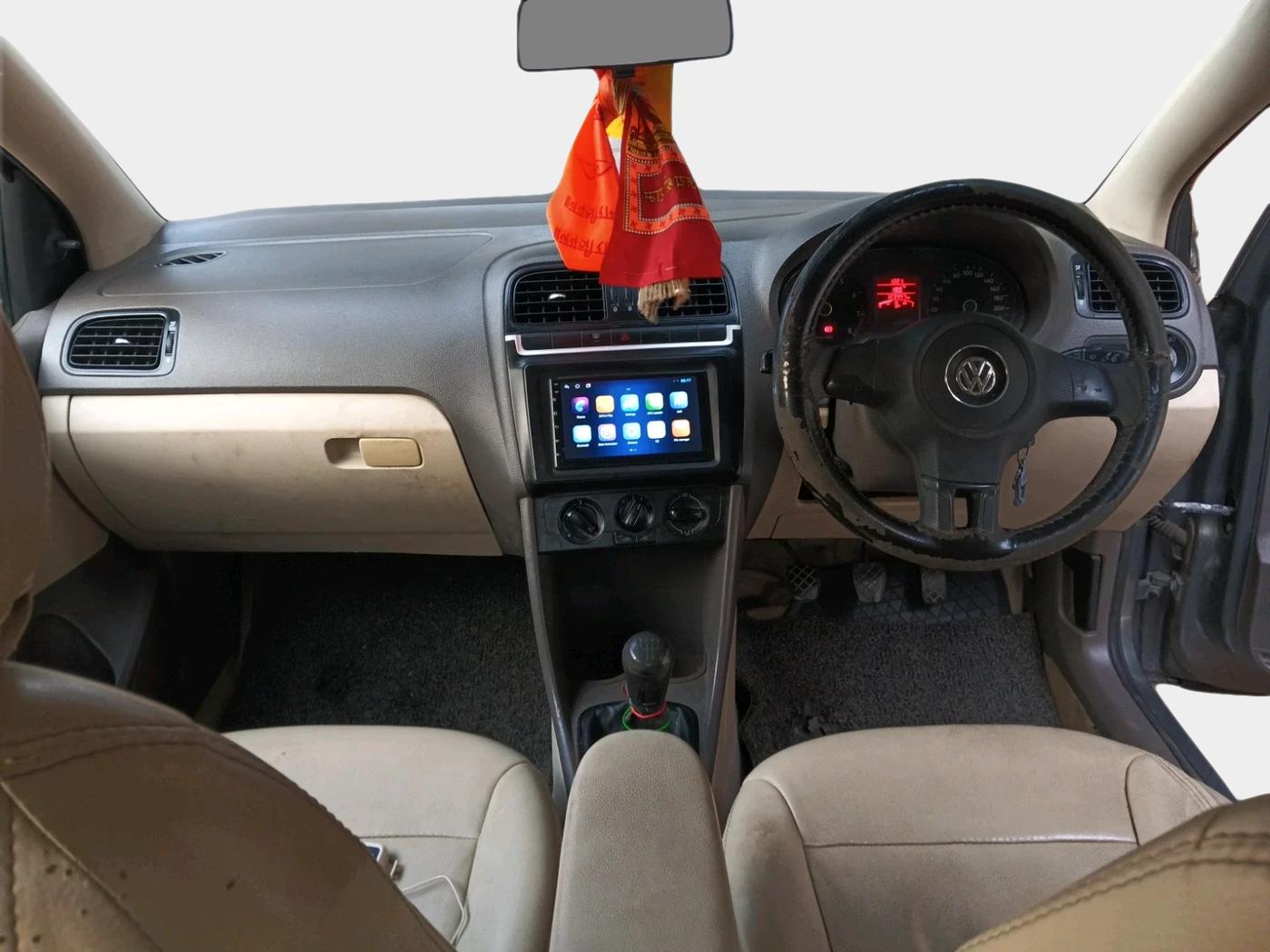 2013 Volkswagen Vento TRENDLINE 1.6, Petrol, Manual, 1,23,447 km, interior