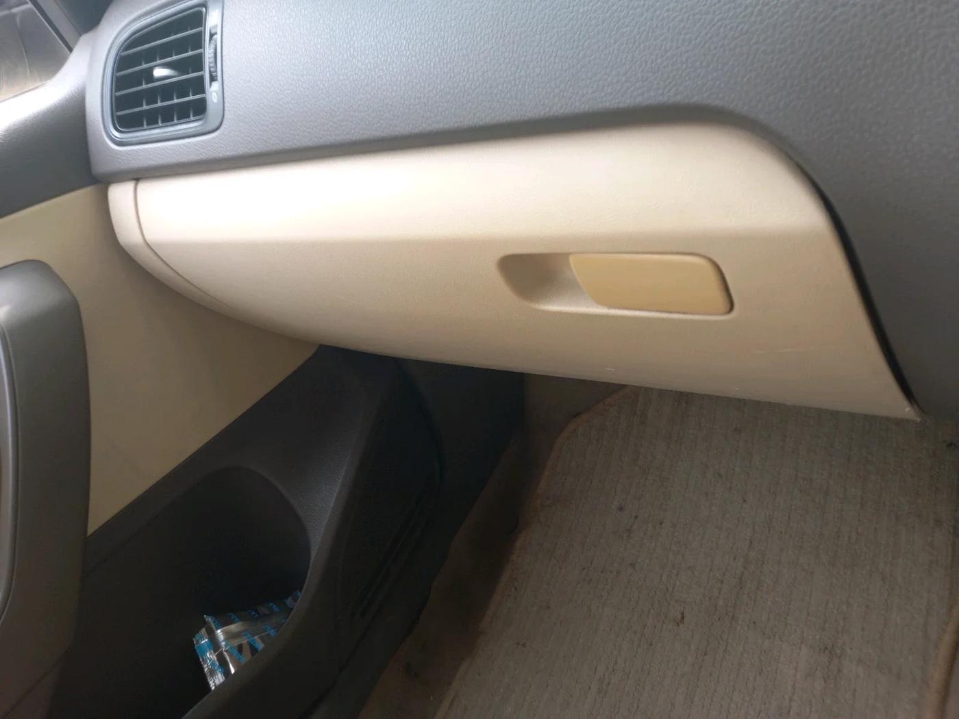 2011 Volkswagen Vento HIGHLINE 1.6 MPI, Petrol, Manual, 95,692 km, interior