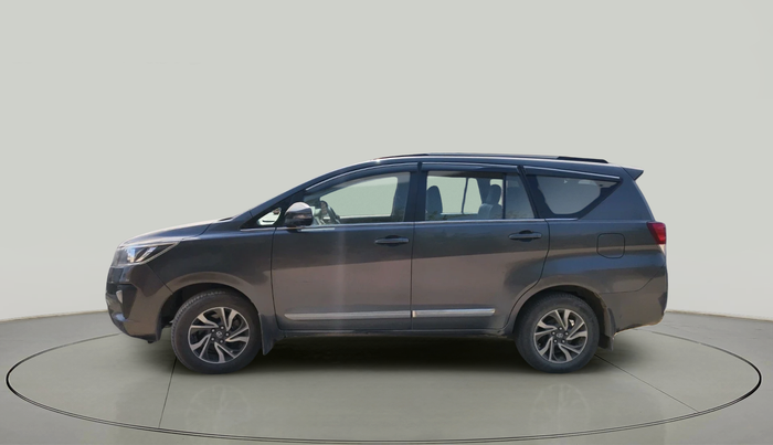 2022 Toyota Innova Crysta 2.7 GX 7 STR MT, Petrol, Manual, 90,880 km, exterior