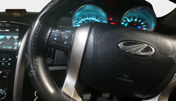 2020 Mahindra XUV500 W7, Diesel, Manual, 1,21,640 km, interior