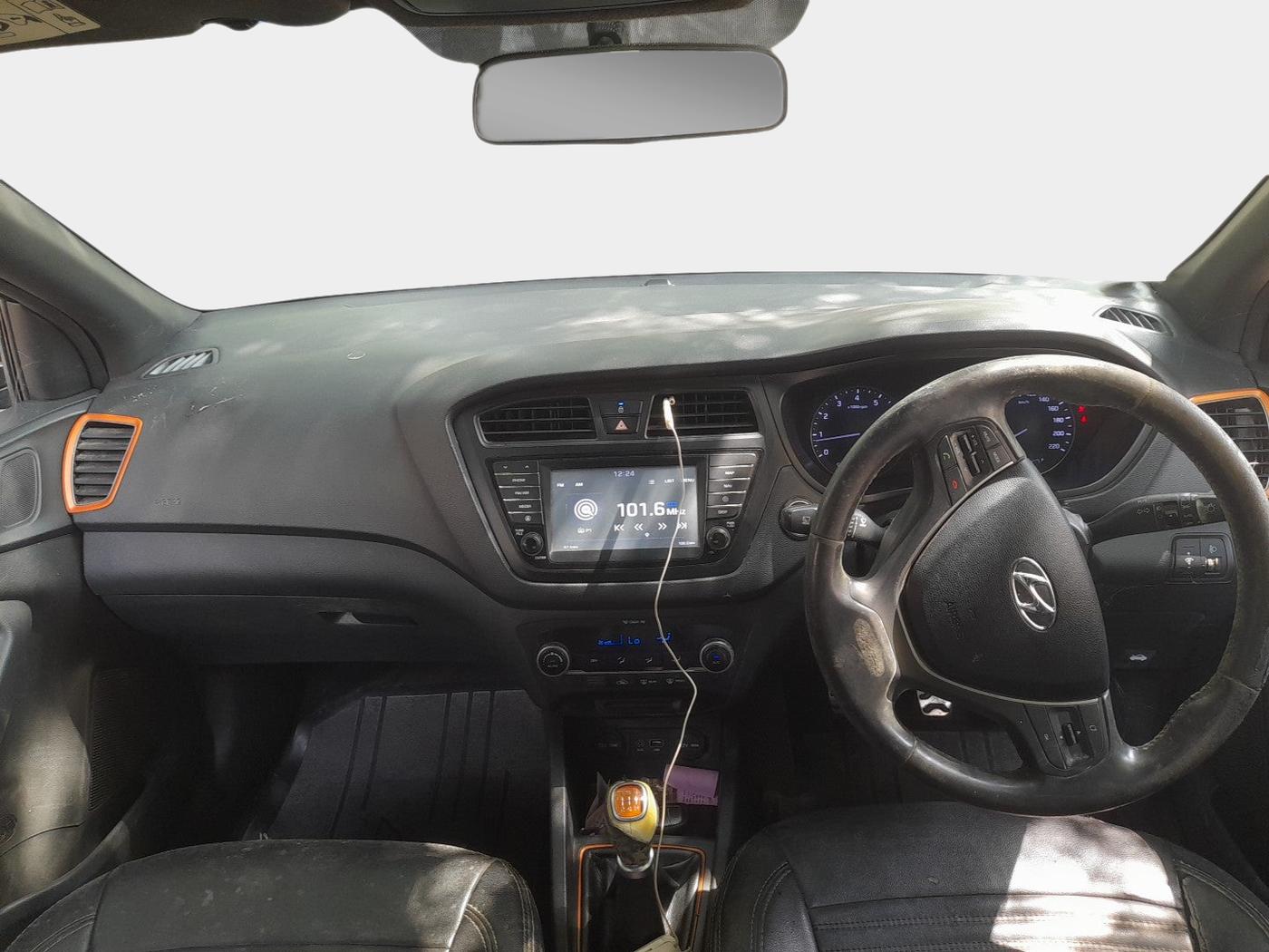2016 Hyundai i20 Active 1.2 SX, Petrol, Manual, 1,06,072 km, interior