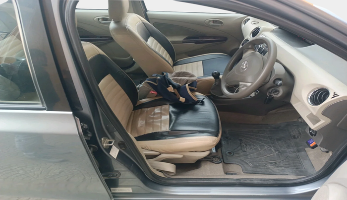 2015 Toyota Etios Liva V, Petrol, Manual, 1,25,703 km, interior