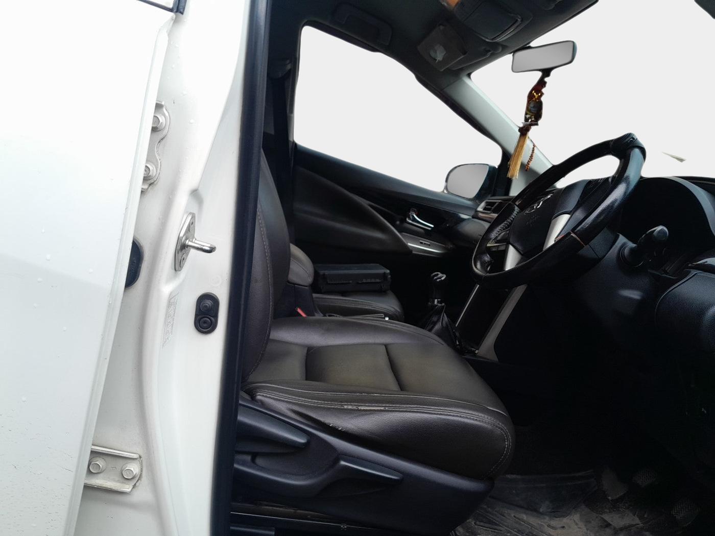 2017 Toyota Innova Crysta 2.4 VX 8 STR, Diesel, Manual, 1,31,000 km, interior