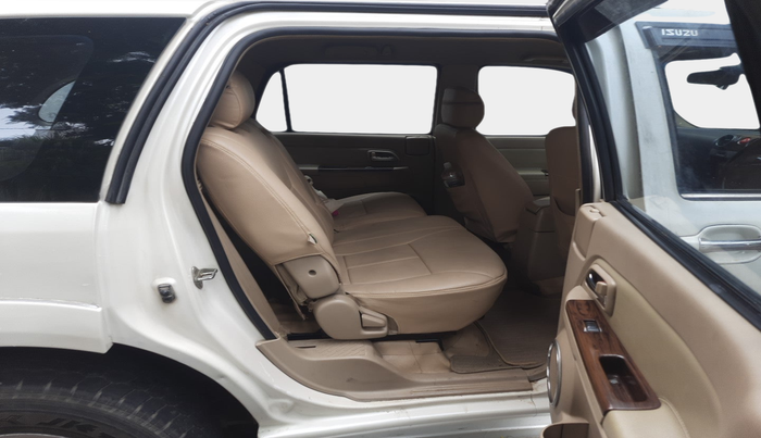 2015 ISUZU MU-7 4x2 MT, Diesel, Manual, 20,217 km, interior